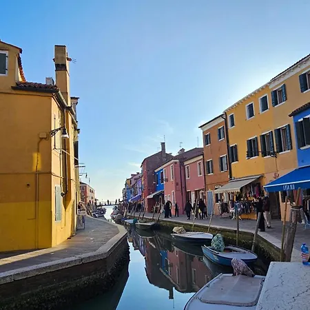 Casa Yellow Corner Burano بيت للعطل البندقية