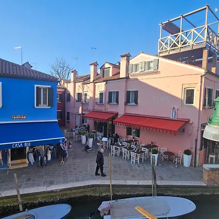 Casa Yellow Corner Burano بيت للعطل *