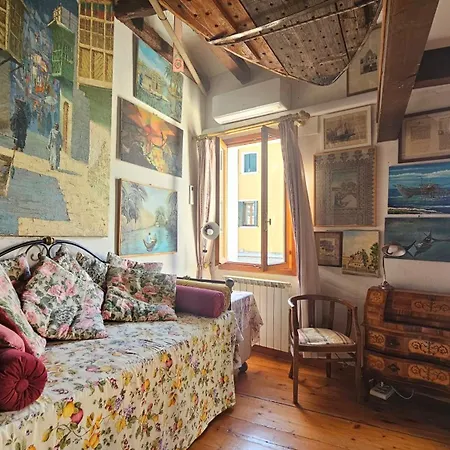 Casa Yellow Corner Burano بيت للعطل